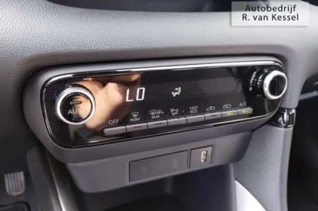 Toyota Yaris (2023) thumbnail 5