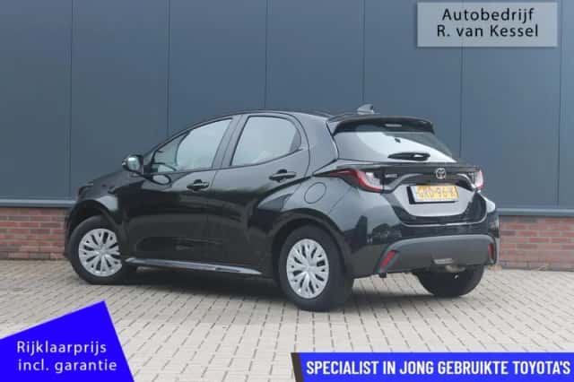 Toyota Yaris (2024) thumbnail 3