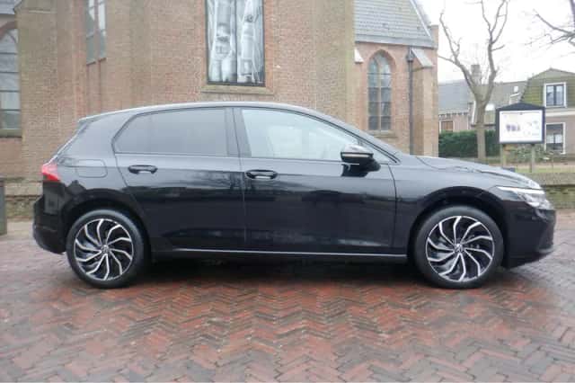 Volkswagen Golf (2022) thumbnail 1