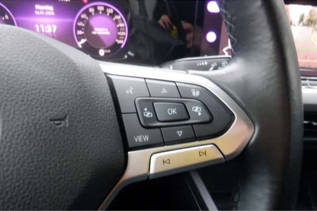 Volkswagen Golf (2022) thumbnail 2