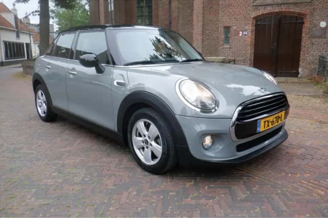 MINI Cooper (2018) thumbnail 2