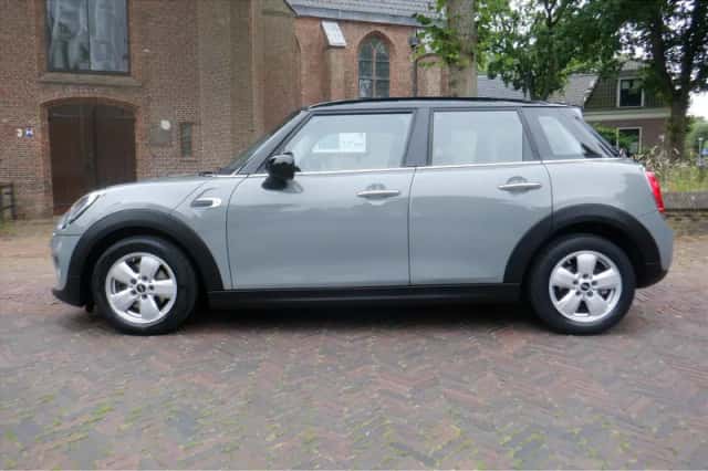 MINI Cooper (2018) thumbnail 3