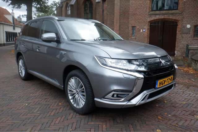 Mitsubishi Outlander (2019) thumbnail 2