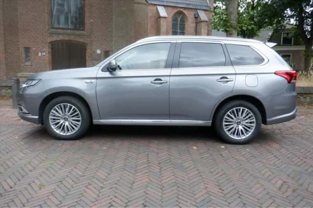 Mitsubishi Outlander (2019) thumbnail 3