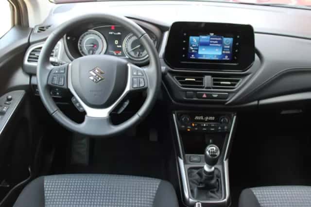 Suzuki S-Cross (2023) thumbnail 4