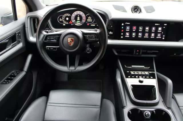 Porsche Cayenne (2024) thumbnail 2