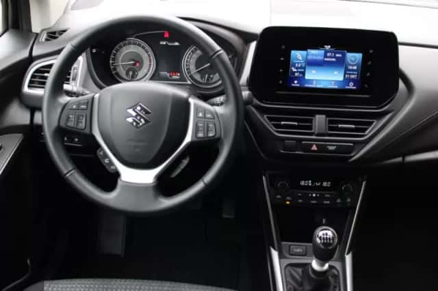 Suzuki S-Cross (2024) thumbnail 4