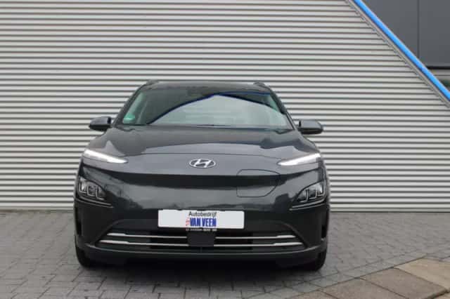 Hyundai Kona (2023) thumbnail 4