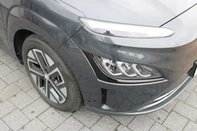 Hyundai Kona (2023) thumbnail 6