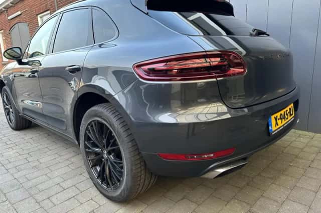 Porsche Macan (2018) thumbnail 2