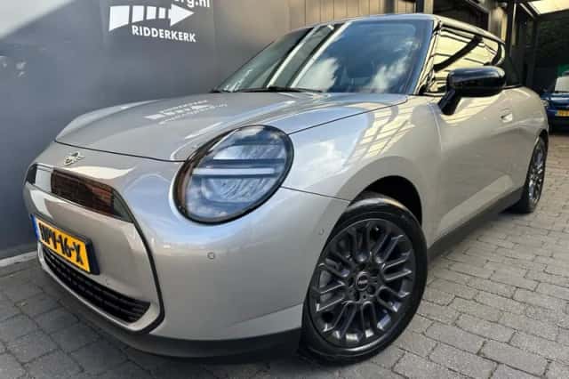 MINI Cooper (2025) thumbnail 1