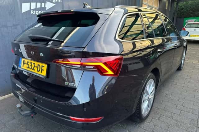 Škoda Octavia (2021) thumbnail 4