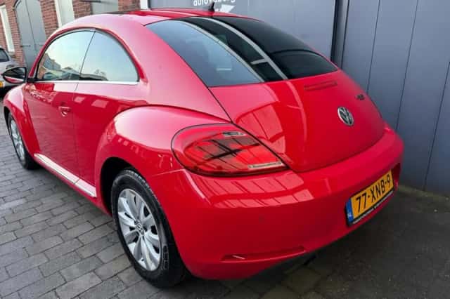 Volkswagen Beetle (2012) thumbnail 2