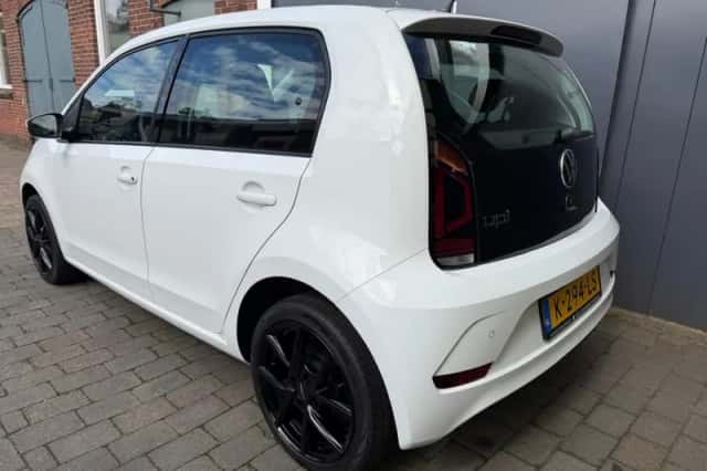 Volkswagen Up (2021) thumbnail 2