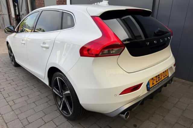 Volvo V40 (2014) thumbnail 2