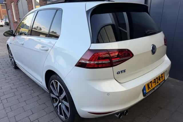 Volkswagen Golf (2015) thumbnail 2