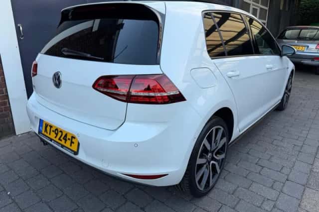 Volkswagen Golf (2015) thumbnail 3