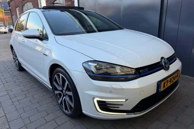 Volkswagen Golf (2015) thumbnail 4
