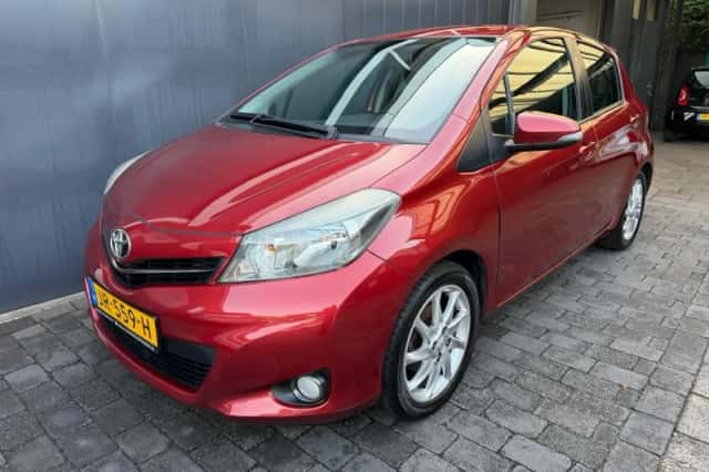 Toyota Yaris (2012) thumbnail 1
