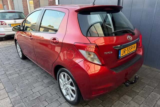 Toyota Yaris (2012) thumbnail 2
