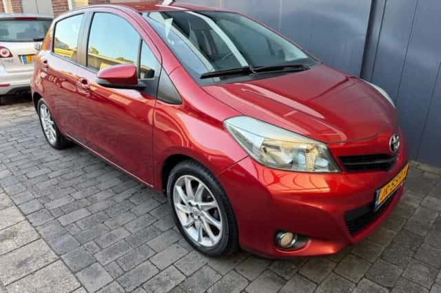 Toyota Yaris (2012) thumbnail 3
