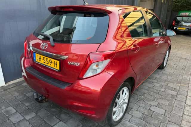 Toyota Yaris (2012) thumbnail 4