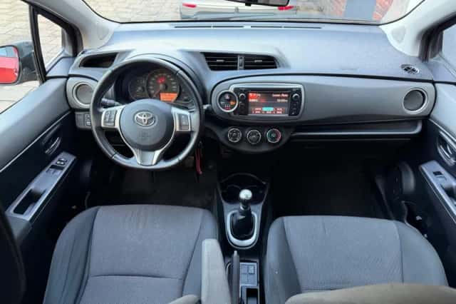 Toyota Yaris (2012) thumbnail 5
