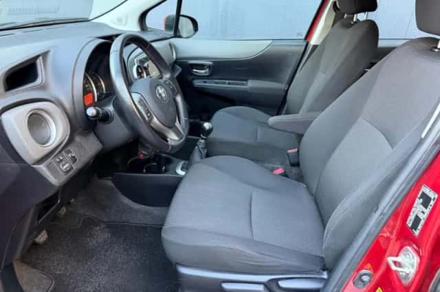 Toyota Yaris (2012) thumbnail 6