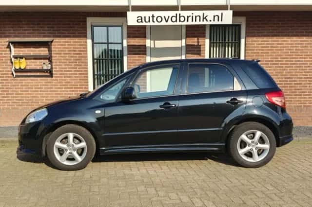 Suzuki SX4 (2010) thumbnail 2