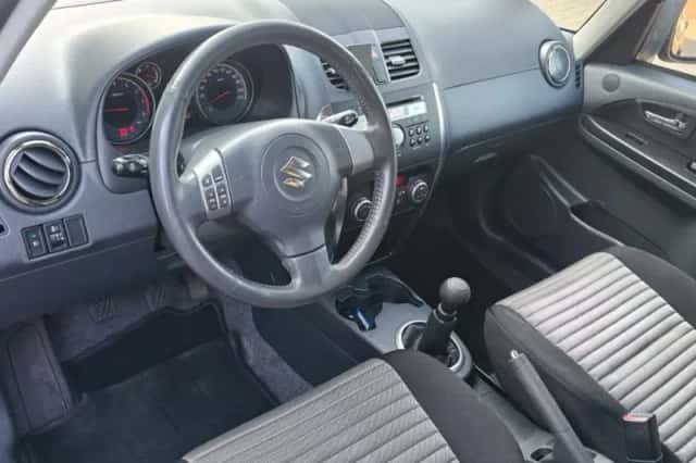 Suzuki SX4 (2010) thumbnail 3