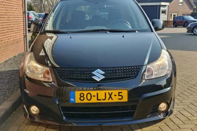 Suzuki SX4 (2010) thumbnail 4