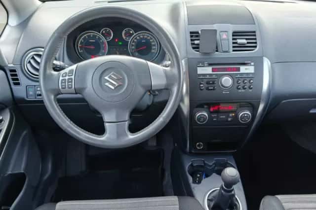 Suzuki SX4 (2010) thumbnail 5