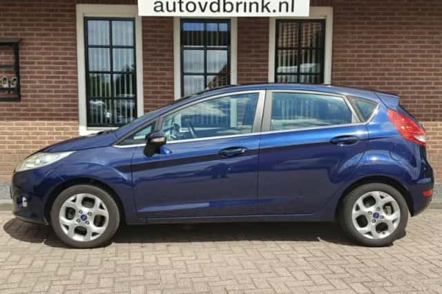 Ford Fiesta (2011) thumbnail 2