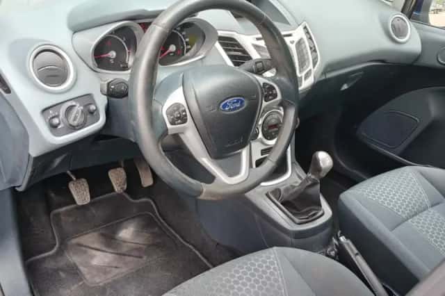 Ford Fiesta (2011) thumbnail 3