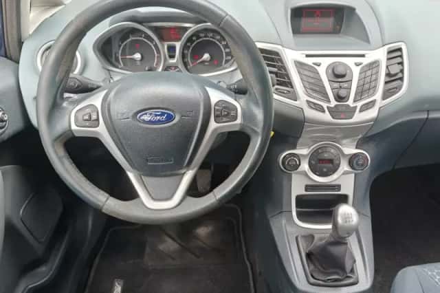 Ford Fiesta (2011) thumbnail 5