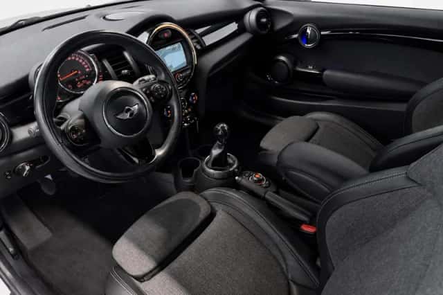 MINI Cooper (2017) thumbnail 3