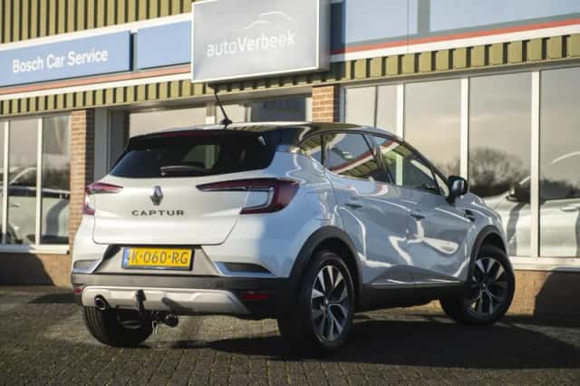 Renault Captur (2021) thumbnail 2