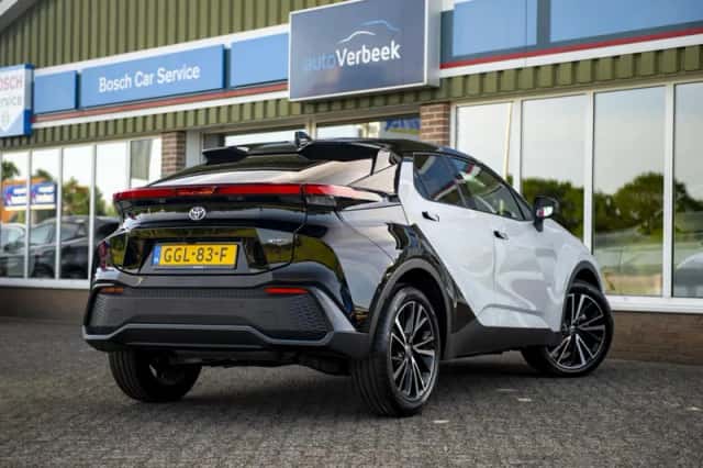 Toyota C-HR (2024) thumbnail 3