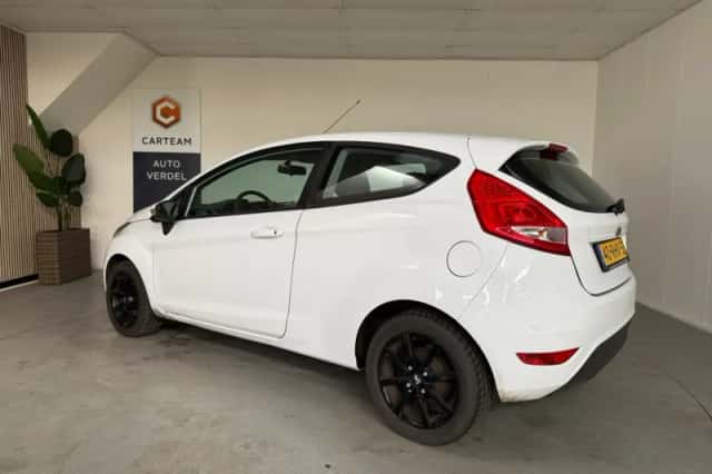 Ford Fiesta (2011) thumbnail 2