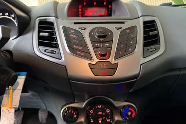 Ford Fiesta (2011) thumbnail 15