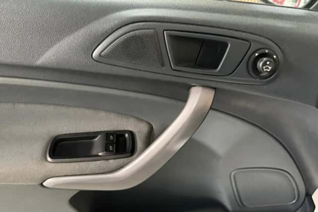 Ford Fiesta (2011) thumbnail 17