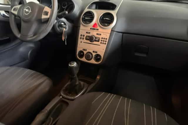 Opel Corsa (2008) thumbnail 3