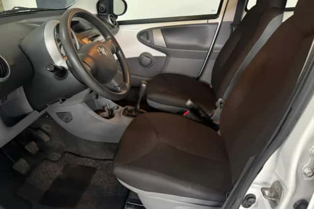 Toyota Aygo (2012) thumbnail 12