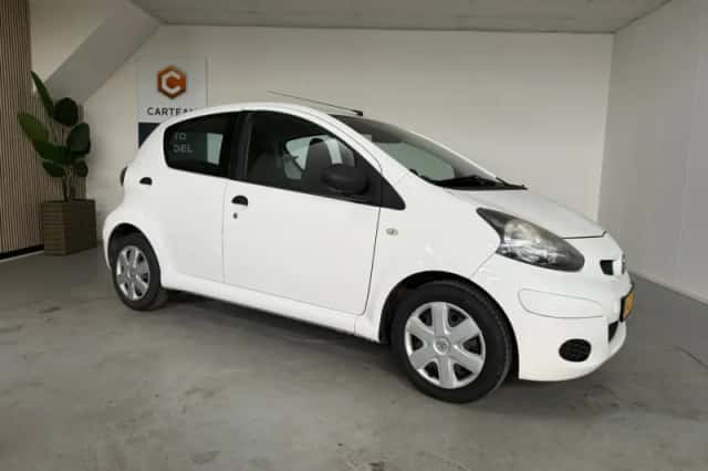 Toyota Aygo (2012) thumbnail 10