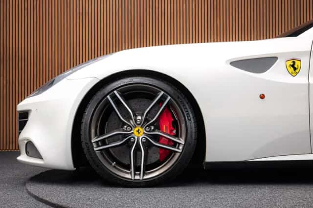 Ferrari FF (2012) thumbnail 15