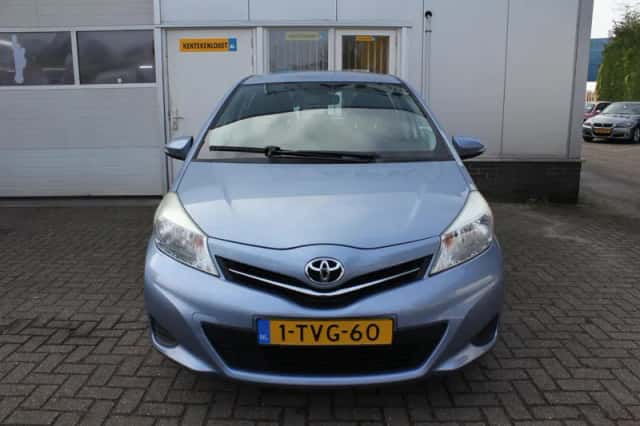 Toyota Yaris (2014) thumbnail 2
