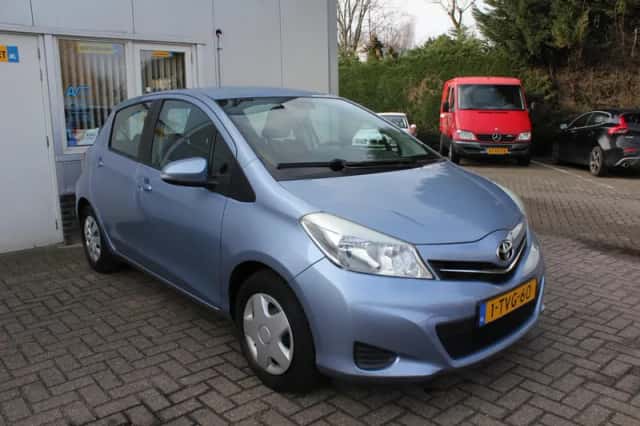 Toyota Yaris (2014) thumbnail 3
