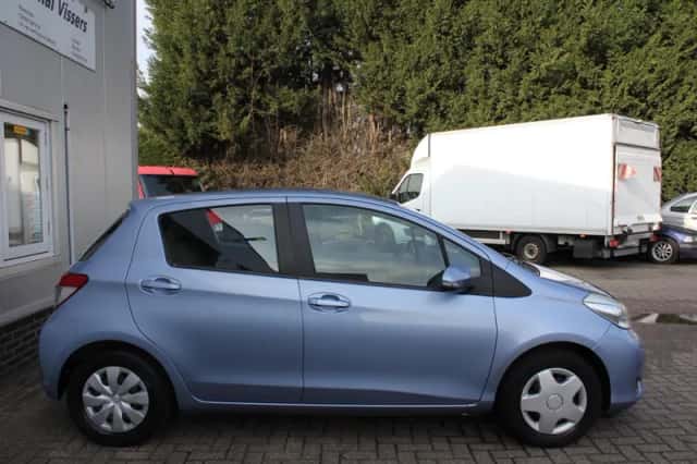 Toyota Yaris (2014) thumbnail 4