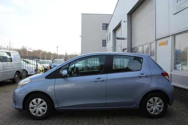 Toyota Yaris (2014) thumbnail 5