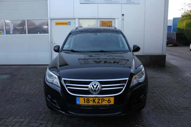 Volkswagen Tiguan (2010) thumbnail 2